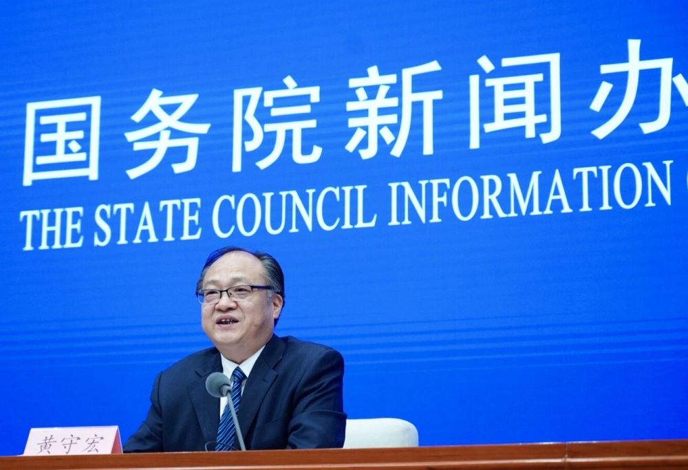 5月22日，國務(wù)院新聞辦邀請政府工作報告起草組負(fù)責(zé)人、國務(wù)院研究室主任黃守宏解讀政府工作報告有關(guān)情況。新華社記者　陳建力　攝