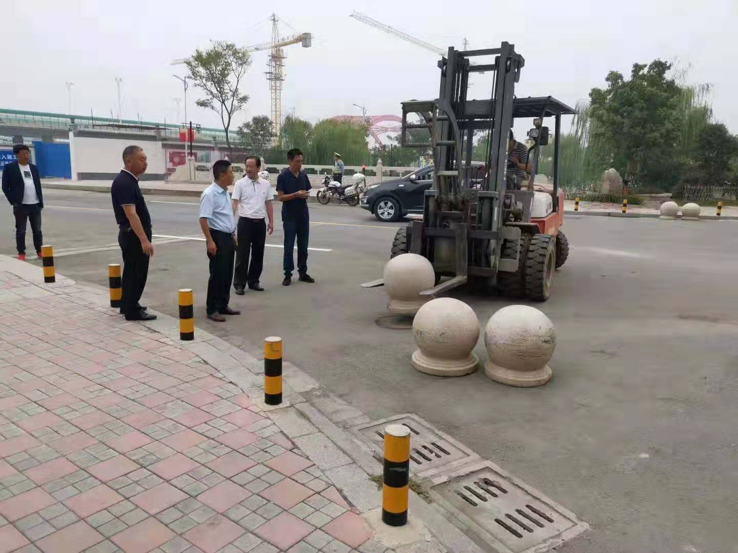 為向新中國(guó)成立七十周年獻(xiàn)禮，市城建集團(tuán)攻堅(jiān)克難，實(shí)現(xiàn)了北門(mén)棚改區(qū)域民生路10月1日零時(shí)順利通車(chē)。國(guó)慶假期，市城建集團(tuán)堅(jiān)持做好一線(xiàn)工作，在與交警部門(mén)共同做好民生路通車(chē)保障工作外，抓細(xì)節(jié)，抓落實(shí)，確保其他各項(xiàng)工作有序推進(jìn)。.jpg