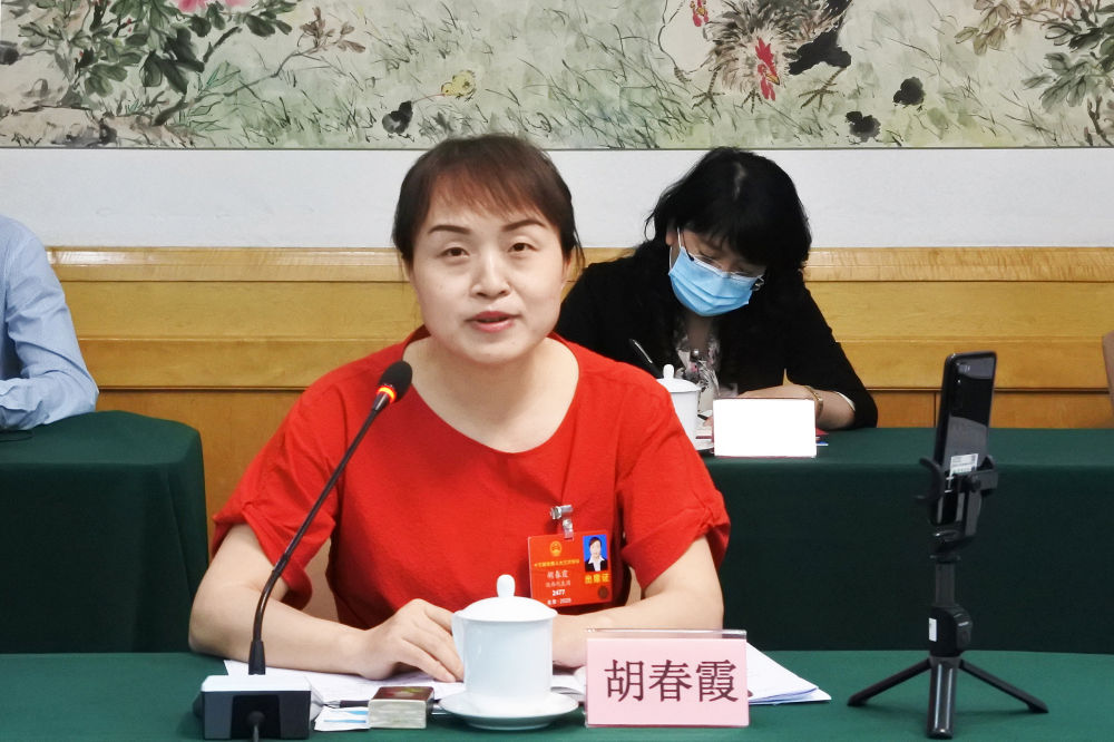 5月23日，全國人大代表胡春霞在參加分組審議政府工作報告時發(fā)言。新華社記者　吳雨　攝